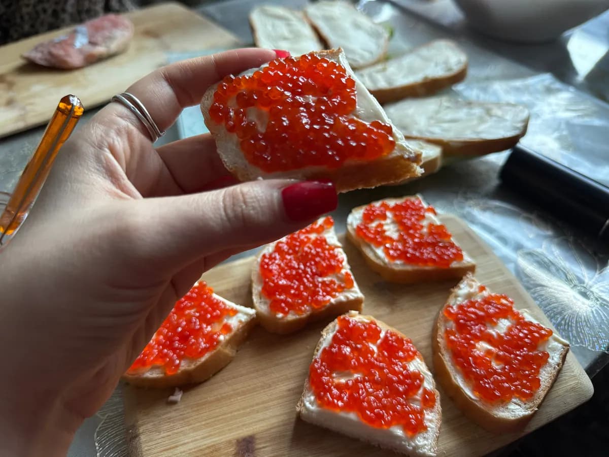 Красная икра по 115 рублей удивила покупателей: в чем подвох необычного продукта из «Светофора»