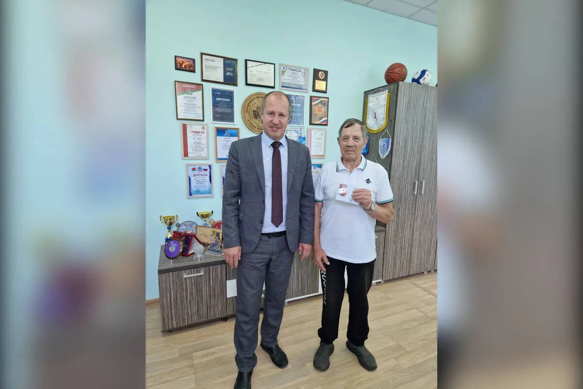 80-летний брянский ветеран спорта Анатолий Лаврушин получил золотой знак ГТО
