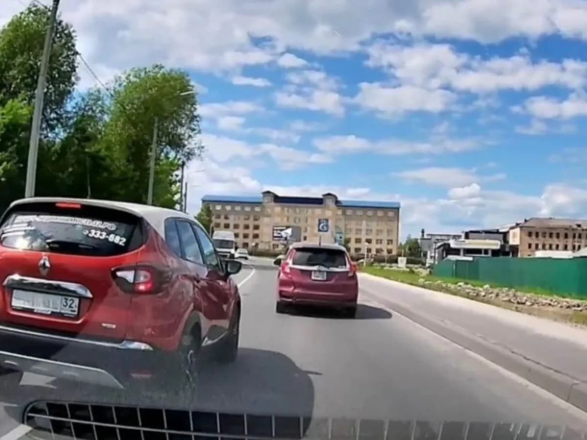 В Брянске водителя Renault наказали за выезд на встречную полосу