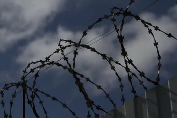 Сотрудник брянской колонии за взятку пронёс 16 мобильных телефонов