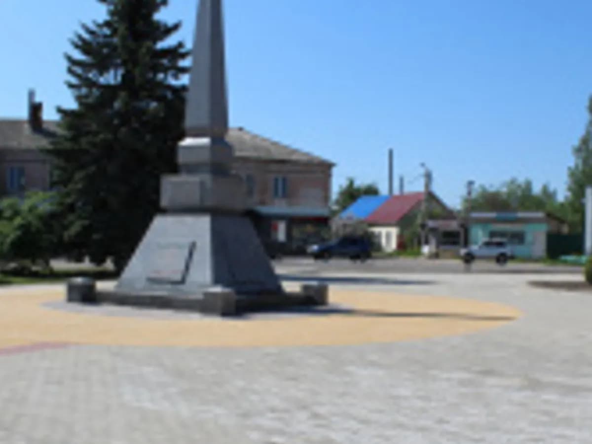 В Клетне Брянской области продолжается благоустройство сквера Славы