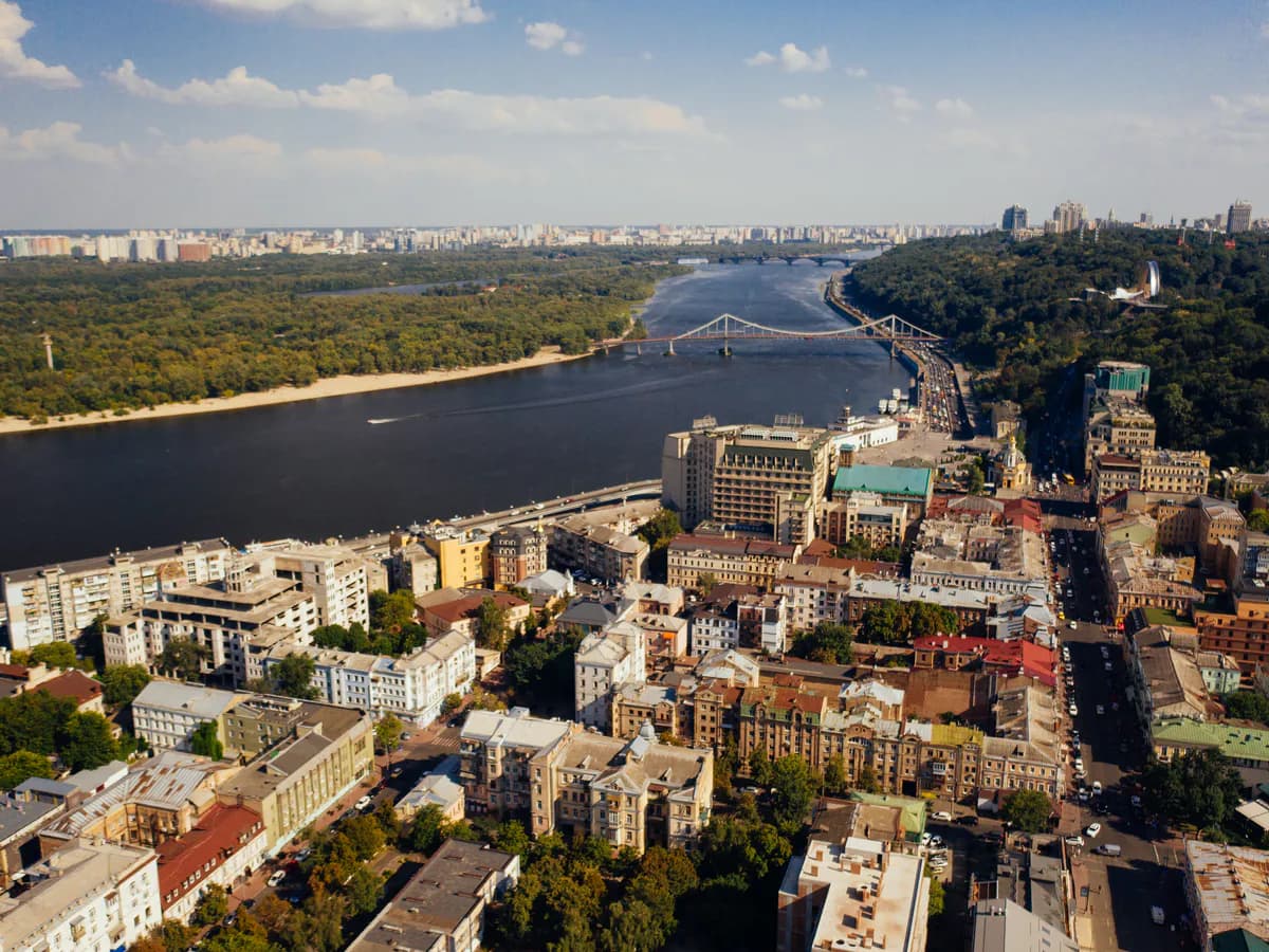 Россияне массово меняют Москву на этот город: квартиры дешевле, пробок меньше, а жить спокойнее