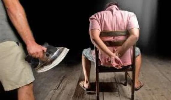 Брянский вымогатель пытал жертву раскалённым утюгом