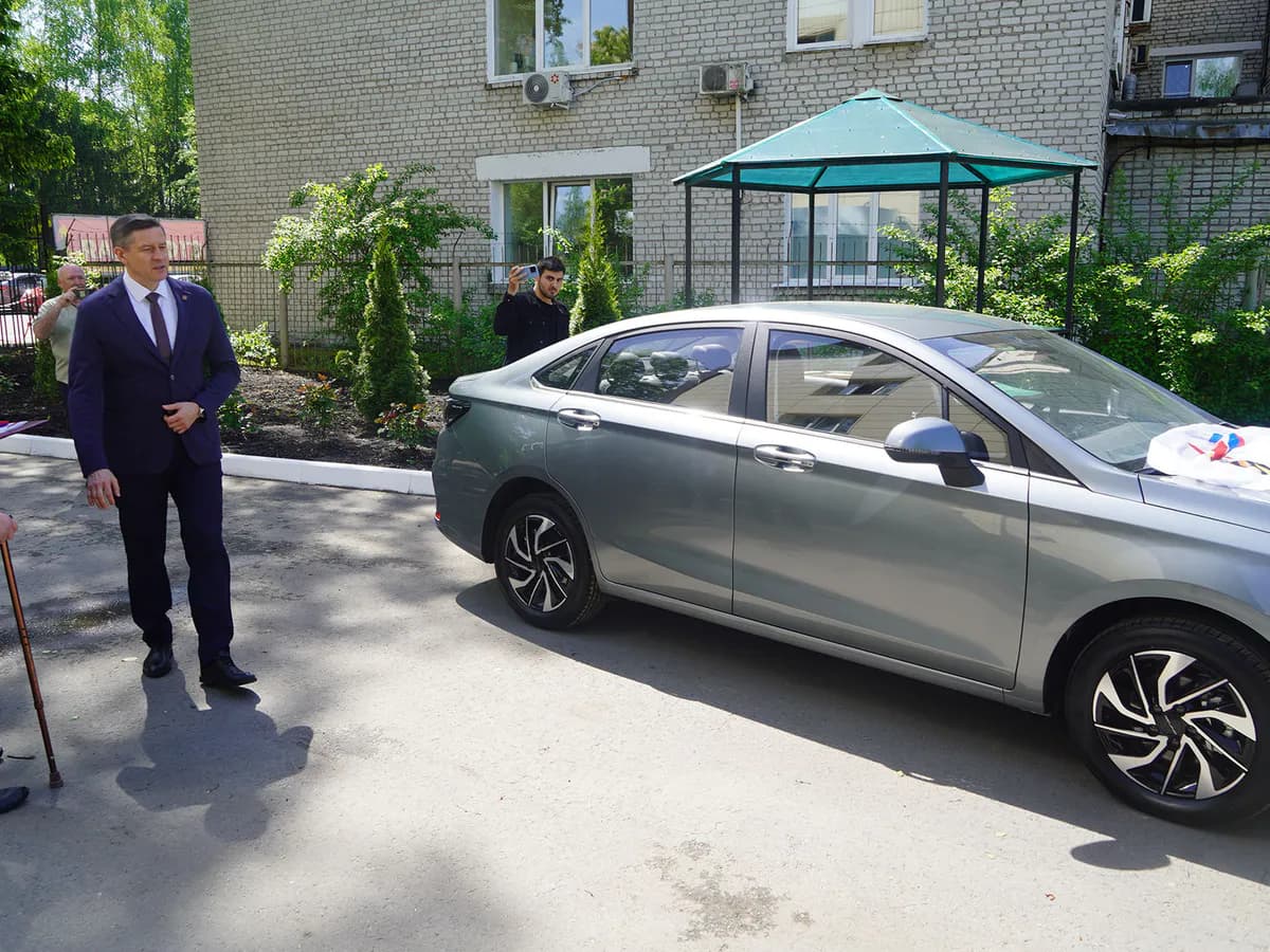 Ковальчук вручил ключи от нового BAIC бойцу СВО