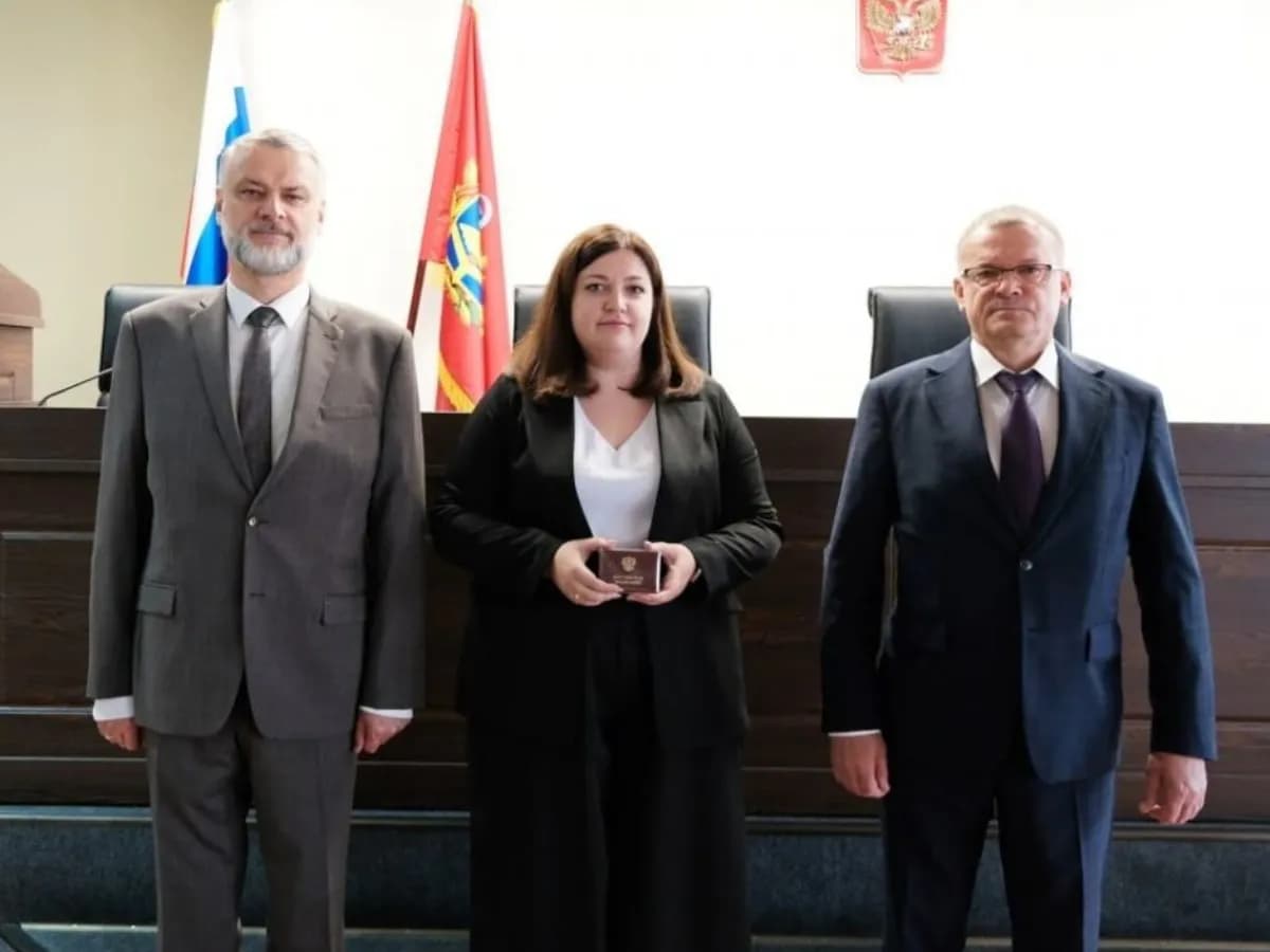 В Брянске двум новым судьям вручили удостоверения по указу президента