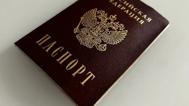 В Брянске юным жителям торжественно вручили первые паспорта