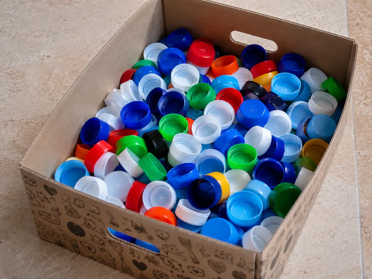 Раньше крышки от бутылок летели в мусор, а теперь у меня для них отдельная коробка — выручают постоянно