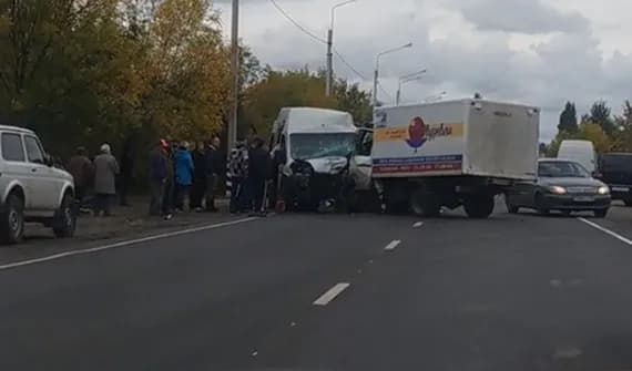 После аварии с грузовиком в Брянске скончался водитель микроавтобуса