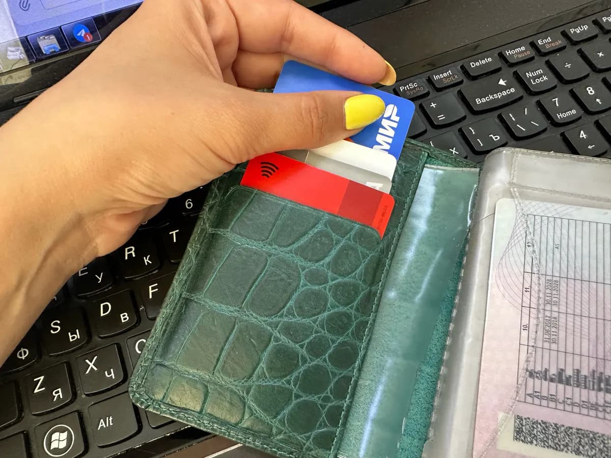 Почему не нужно снимать наличные с карты, на которую приходит пенсия