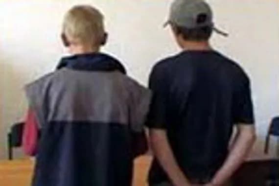 В Комаричском районе двое парней обокрали бывшего учителя