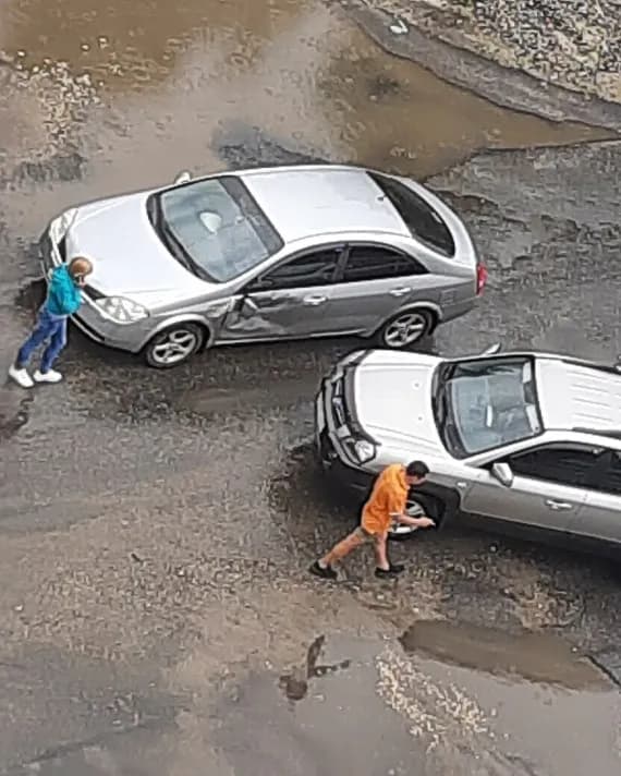 В Брянске возле многоэтажного дома произошла авария