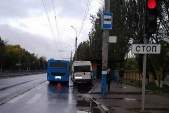 На проспекте Московском в Брянске столкнулись автобус и маршрутка