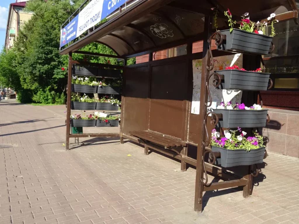 В Брянске зацвели два остановочных павильона