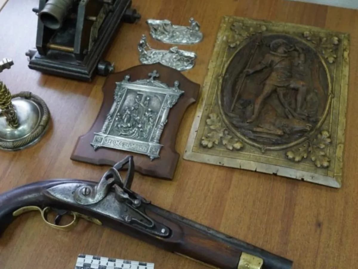 Брянские таможенники пресекли контрабанду антиквариата из Великобритании
