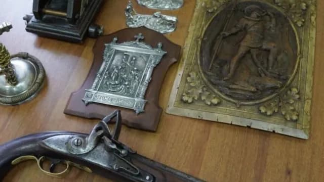 Брянские таможенники пресекли контрабанду антиквариата из Великобритании
