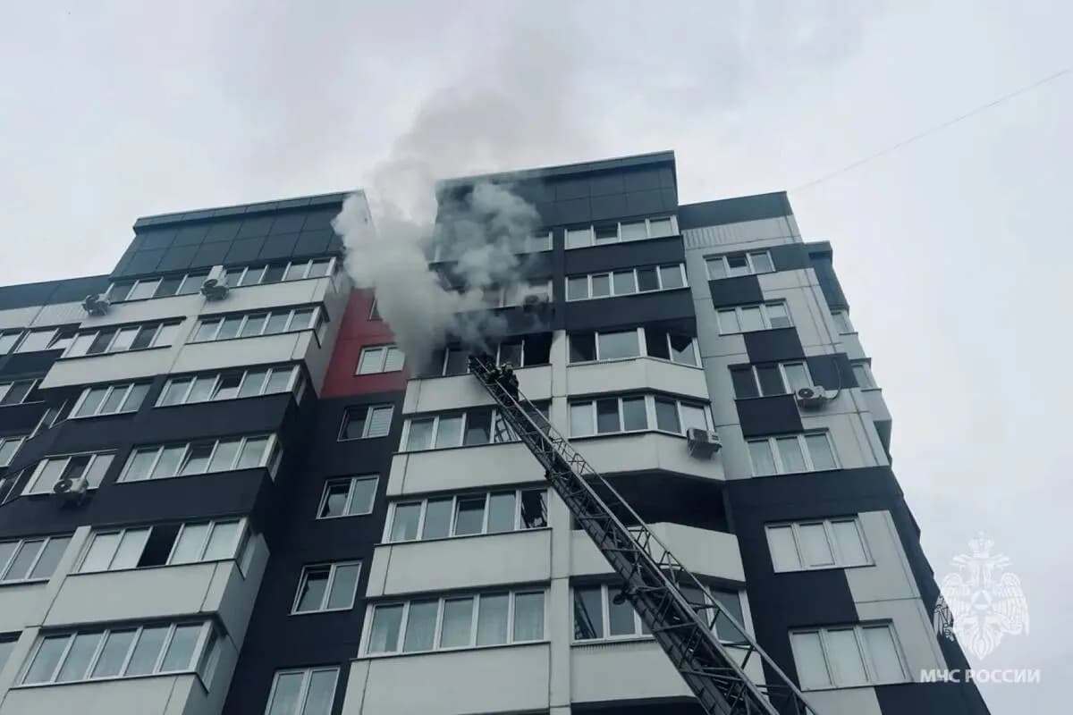 На ул. Грибачева в Брянске загорелась квартира: 15 жильцов экстренно эвакуировали