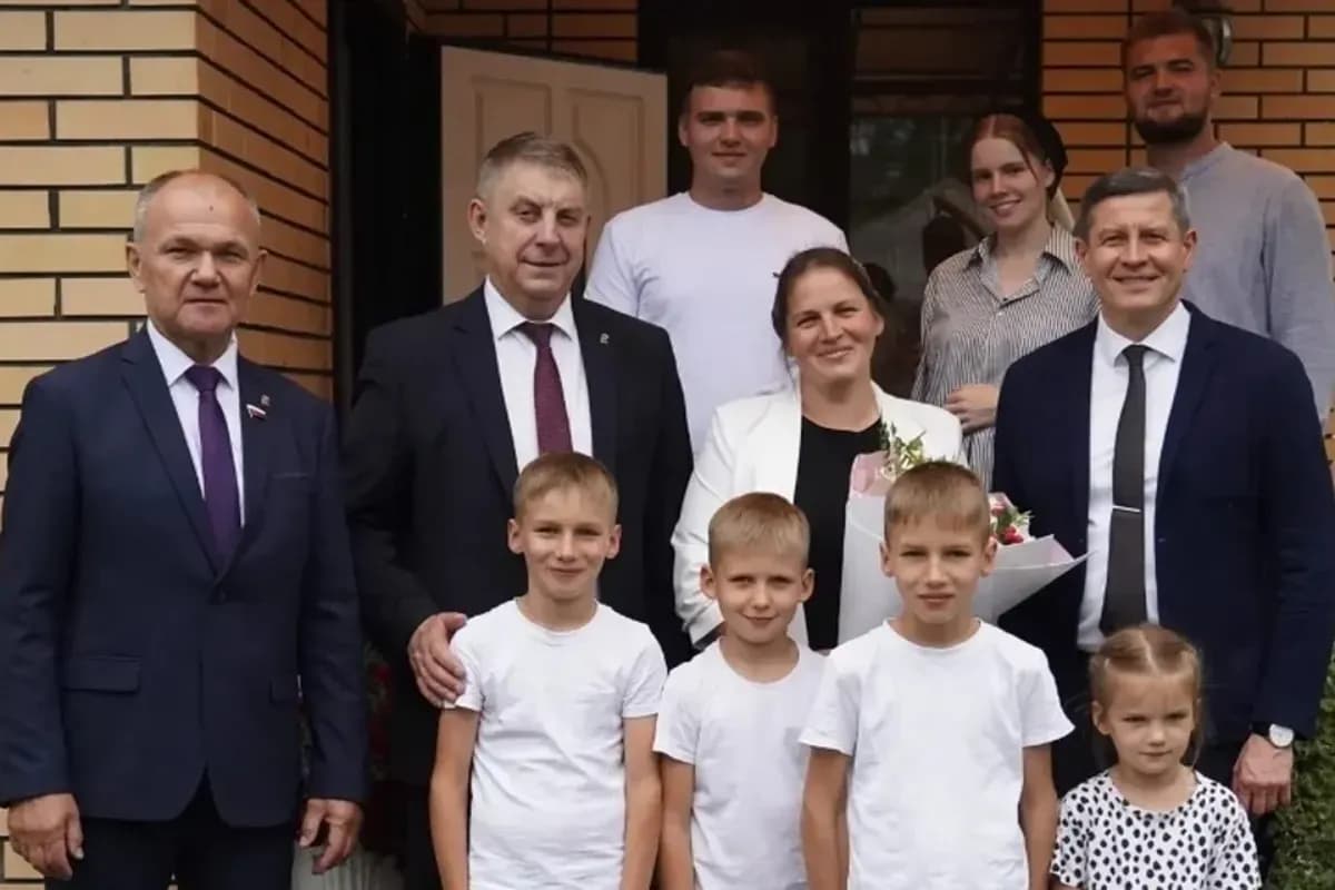 Многодетной матери из Брянской области вручили госнаграду