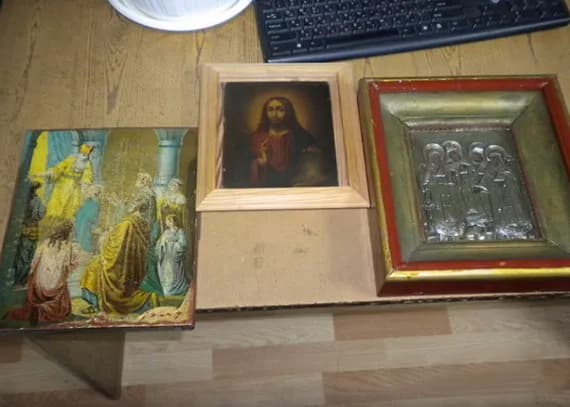 Брянские таможенники нашли три иконы в коробке из-под обуви