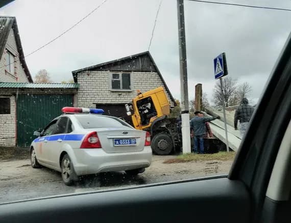 Грузовик чудом не снёс дом на Красном Маяке в Брянске