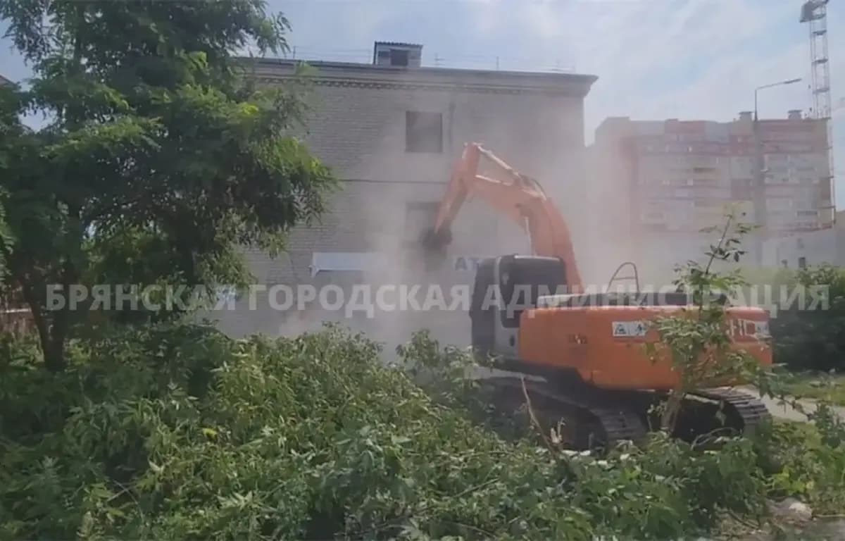 В Брянске начали снос аварийного дома на улице Спартаковской