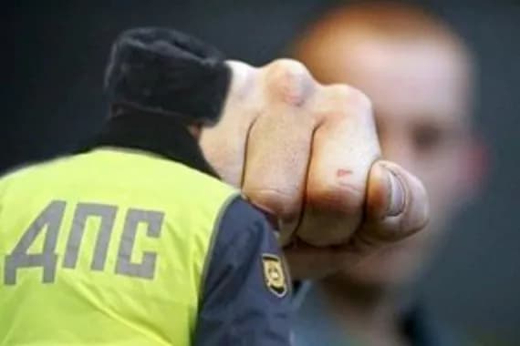 Брянского водителя осудят за избиение инспектора ГИБДД