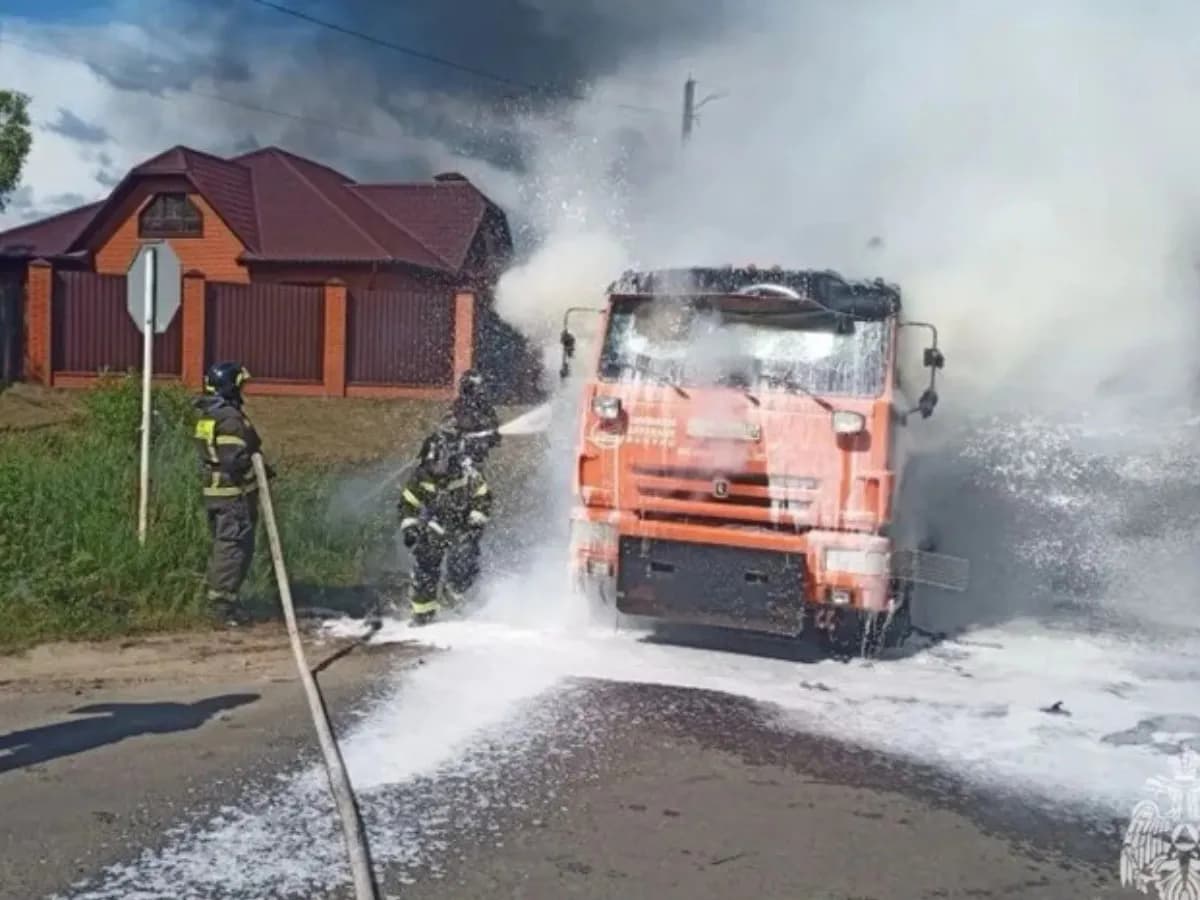 В Клинцах Брянской области потушили загоревшийся грузовой автомобиль