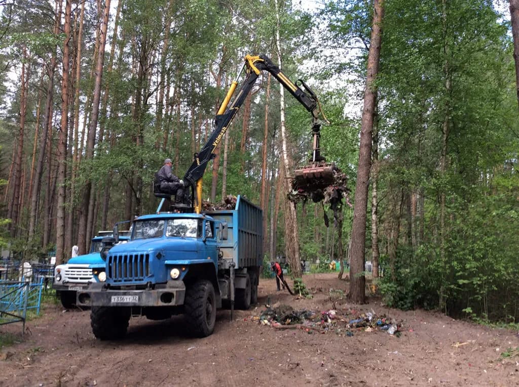 Пордяка 520 кубометров мусора вывезли с кладбищ Брянска с начала года