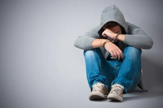 16-летний школьник ограбил соседку в Трубчевском районе