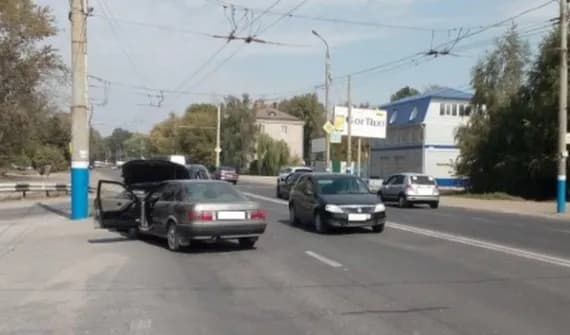 На Литейной в Брянске столкнулись 3 иномарки: погиб мужчина