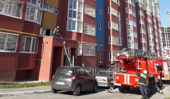 На улице Костычева в Брянске произошёл пожар в многоэтажке (видео)