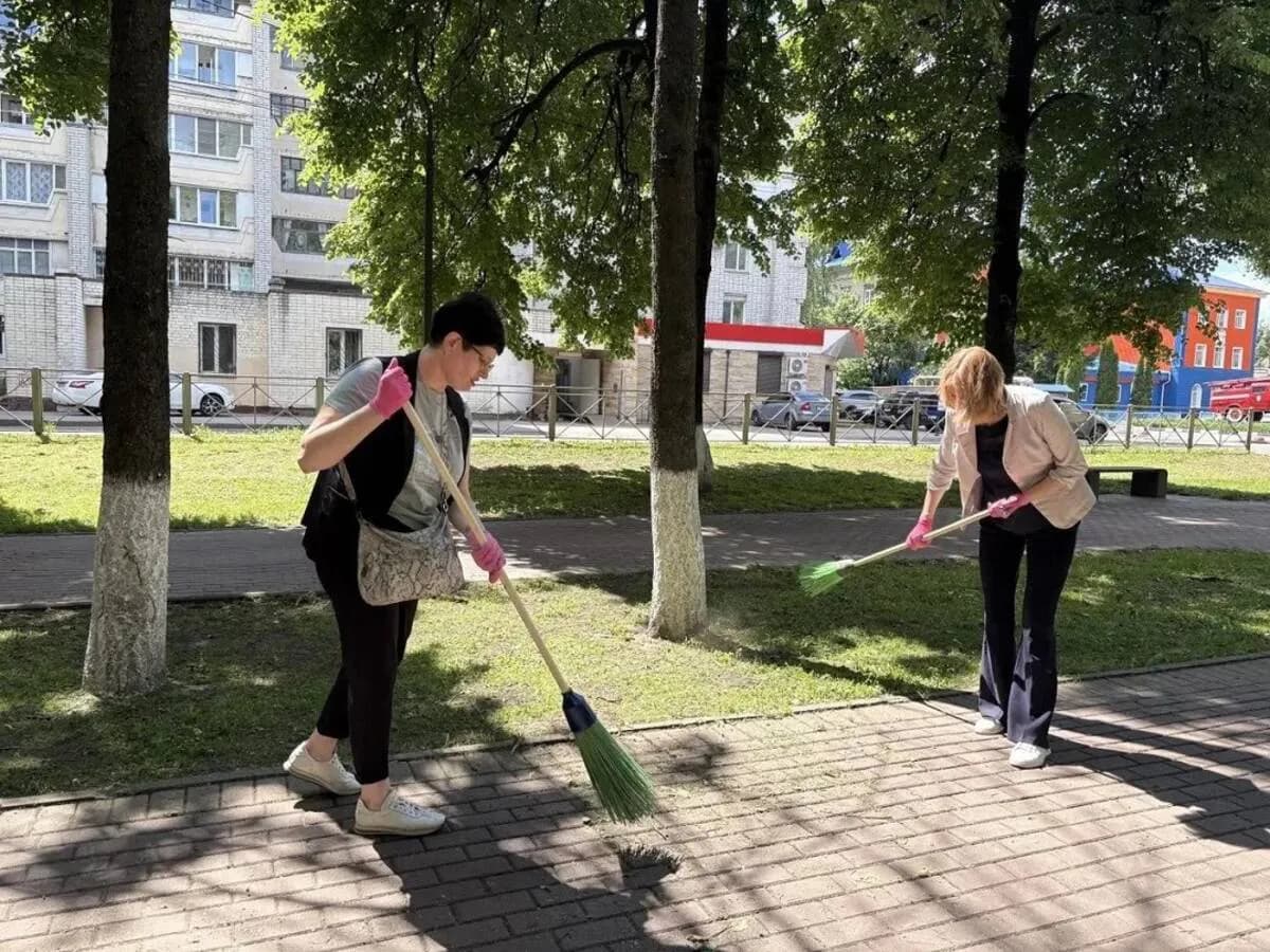 Более 500 жителей Брянска вышли наводить чистоту на восьми улицах