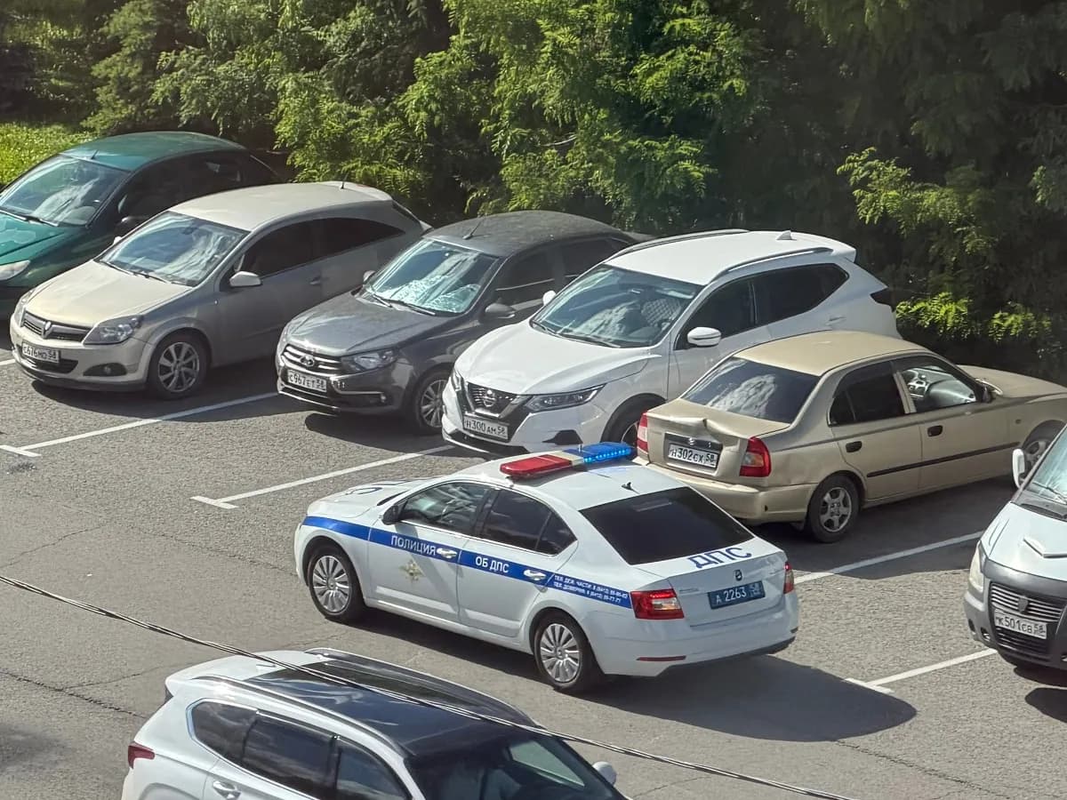 В Брянске пенсионерка попала под автомобиль при выезде с парковки