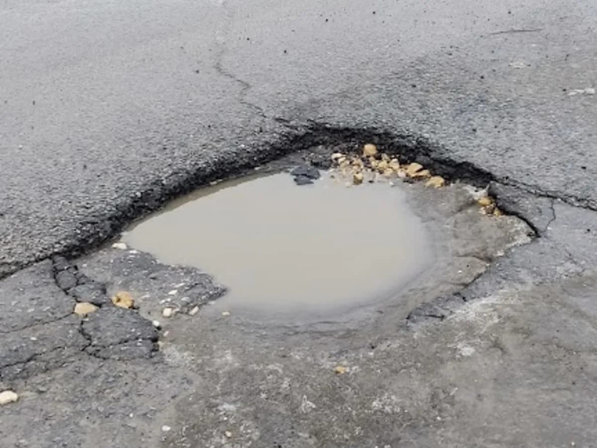 В Брянске за сутки отремонтировали более 360 квадратных метров дорожных ям