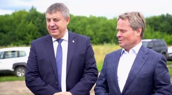 Александр Богомаз посетил современную лабораторию в Почепском районе
