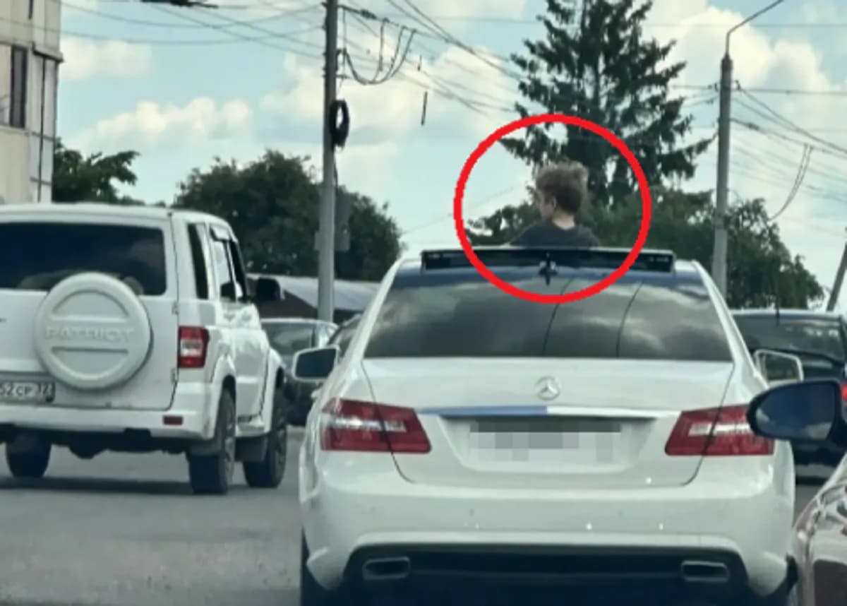 ДПС Брянска оштрафовал водителя после снимка с ребенком на крыше иномарки в соцсетях