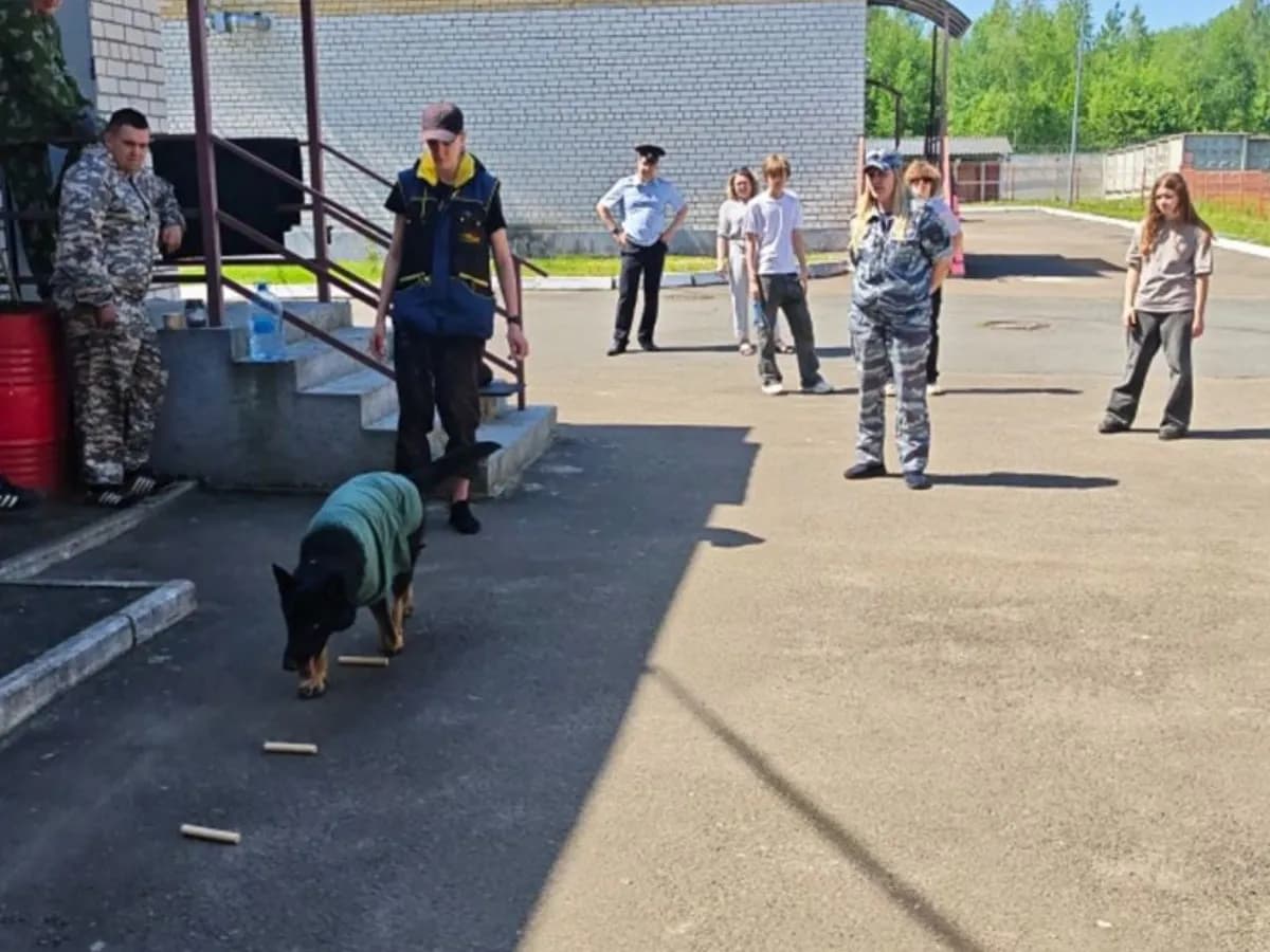Брянские школьники побывали на экскурсии в Центре кинологической службы МВД