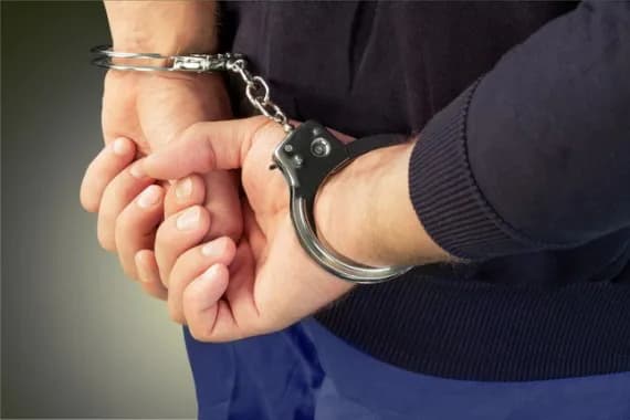 В брянском театре мужчина украл у костюмера деньги и телефон
