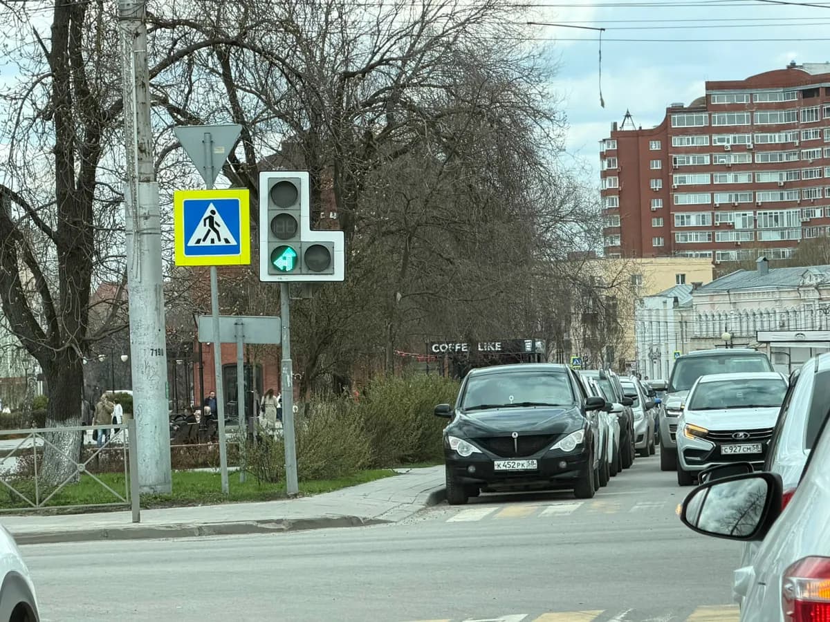 В Жуковском районе водитель уснул за рулем и столкнулся с двумя фурами