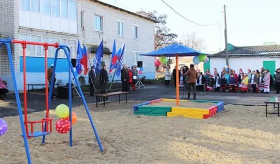 Большой брянский чиновник торжественно открыл… песочницу