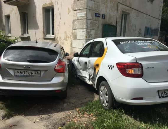 В Брянске иномарка с воронежскими номерами и такси врезались в дом