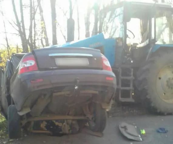 На брянской трассе легковушка врезалась в трактор: двое погибших