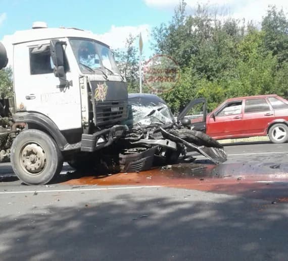 В Брянском районе столкнулись грузовик и легковушка: пострадал ребёнок