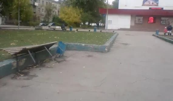 Вандалы вырвали скамейку возле кинотеатра в Брянске