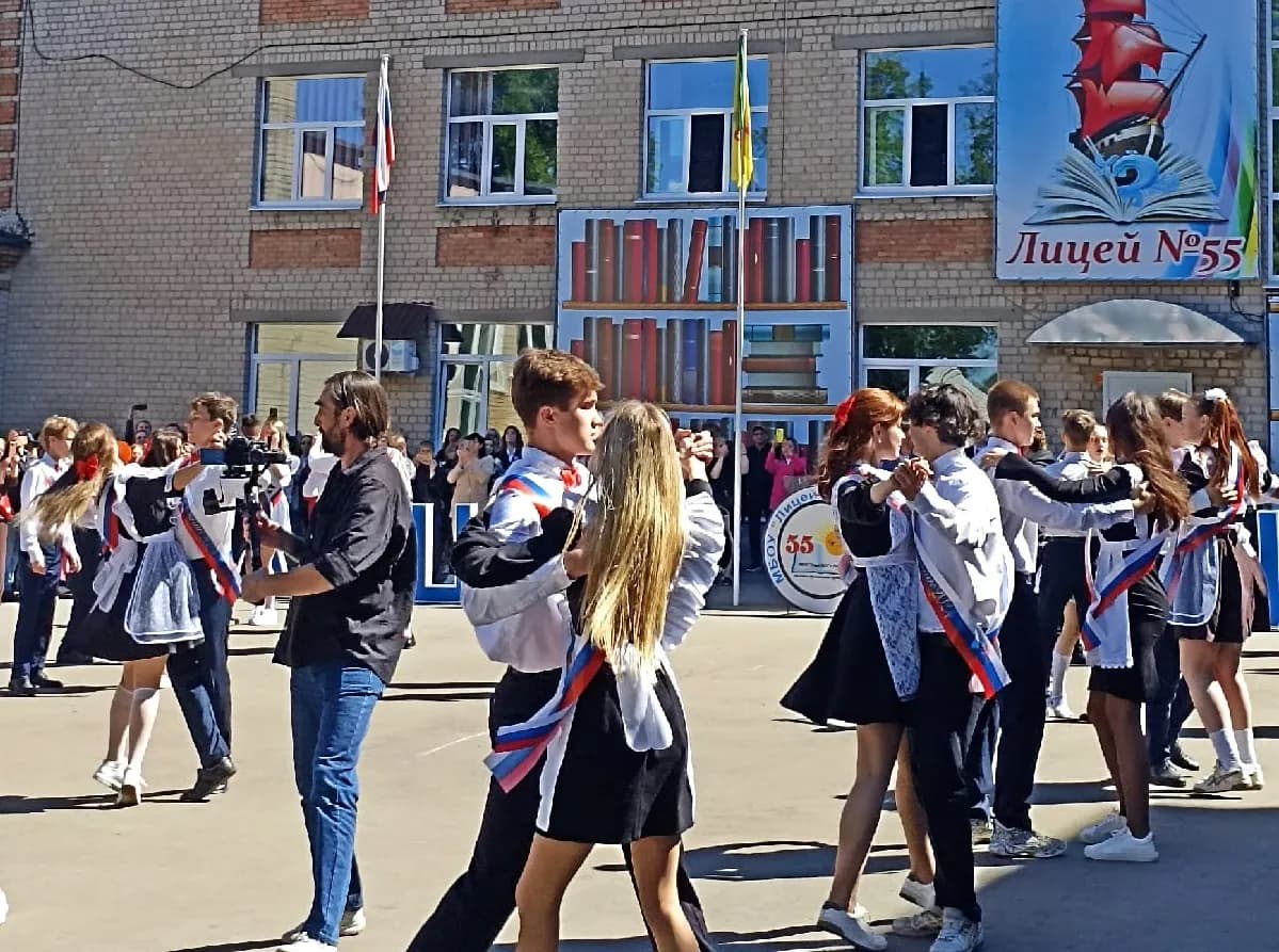 В Брянске слышен звон последнего звонка: со школой прощаются более пяти тысяч выпускников
